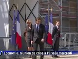 Sarkozy interrompt ses vacances en raison de la crise et promet des mesures sur le déficit