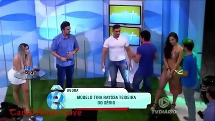 Cet homme est allé trop loin avec ce mannequin en bikini, elle le frappe en direct