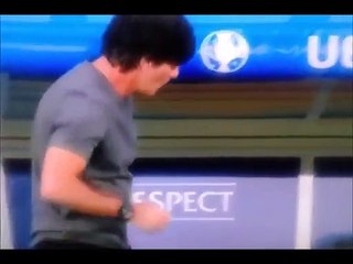 Euro 2016 : le geste déplacé (et dégoûtant) de Joachim Löw pendant Allemagne-Ukraine