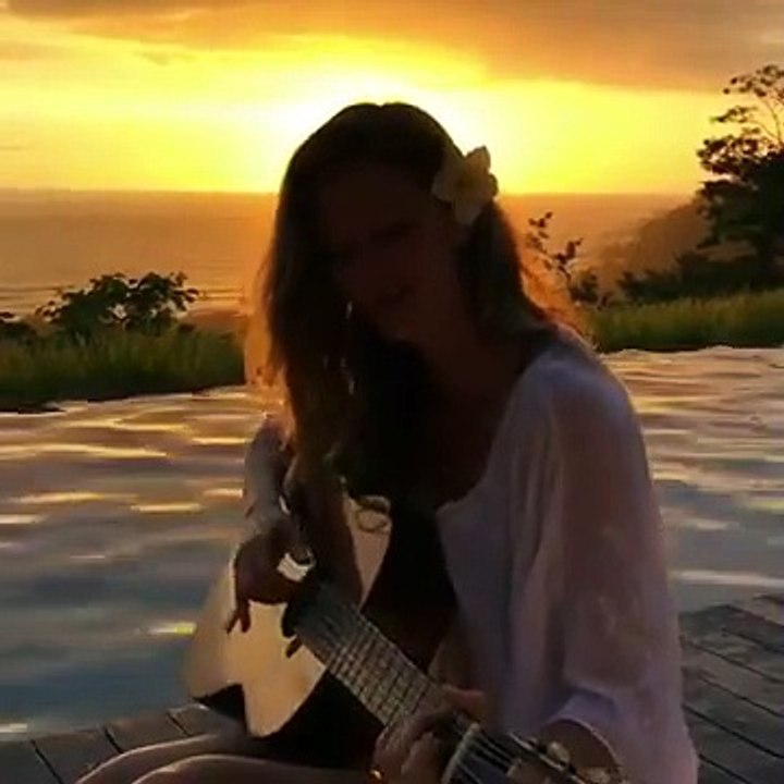 Gisele Bündchen : Elle n'est pas seulement belle, elle est aussi chanteuse et guitariste !