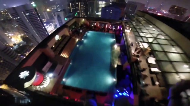 Saut en base jump dans une piscine depuis une tour de 335 mètres