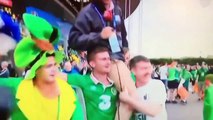 Un journaliste hongrois porté et déguisé en direct par des supporters irlandais !