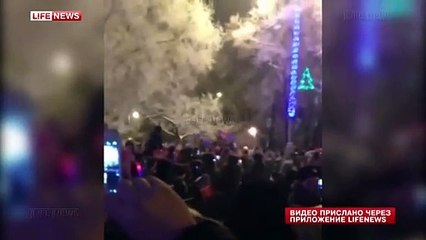 Un porteur de la flamme olympique prend feu