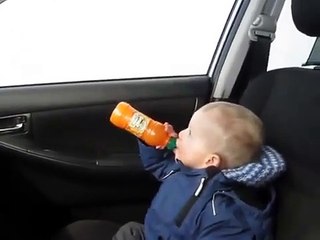 Un enfant terrifié par le rouleau du lavage auto