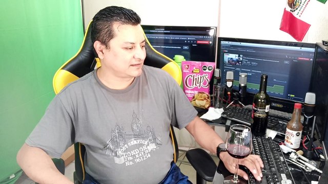 El show de shialeweb platicando con mis seguidores en una tertulia desde mi oficina pasando un rato muy divertido entre botanas y bebidas