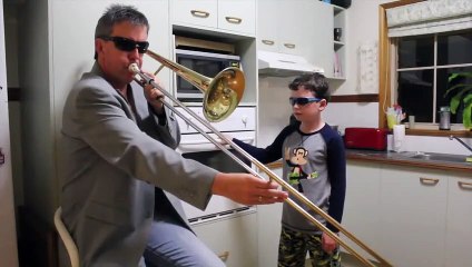 Un père joue du trombone accompagné par son fils... avec un four !