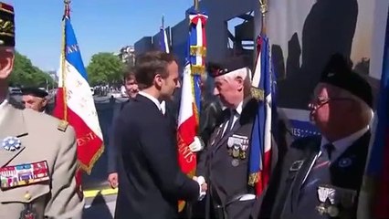 "Soyez très ferme avec tous ces gauchos" : l'échange étonnant entre Emmanuel Macron et un vétéran
