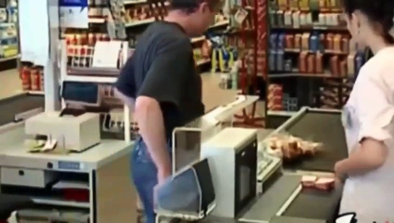 Gag : cette caissière qui a trop chaud se met en sous-vêtements devant ses clients !