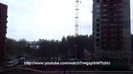 Une grue s'effondre sur un immeuble...