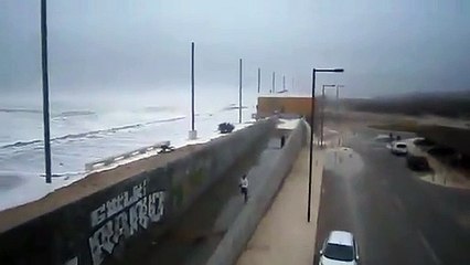 Un homme surpris par une vague géante au Portugal