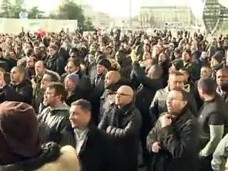 Grève des taxis: la mobilisation se poursuit, Valls nomme un médiateur