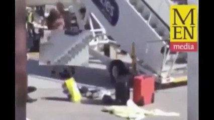 Ivre, devient fou et se met nu à la sortie de l'avion