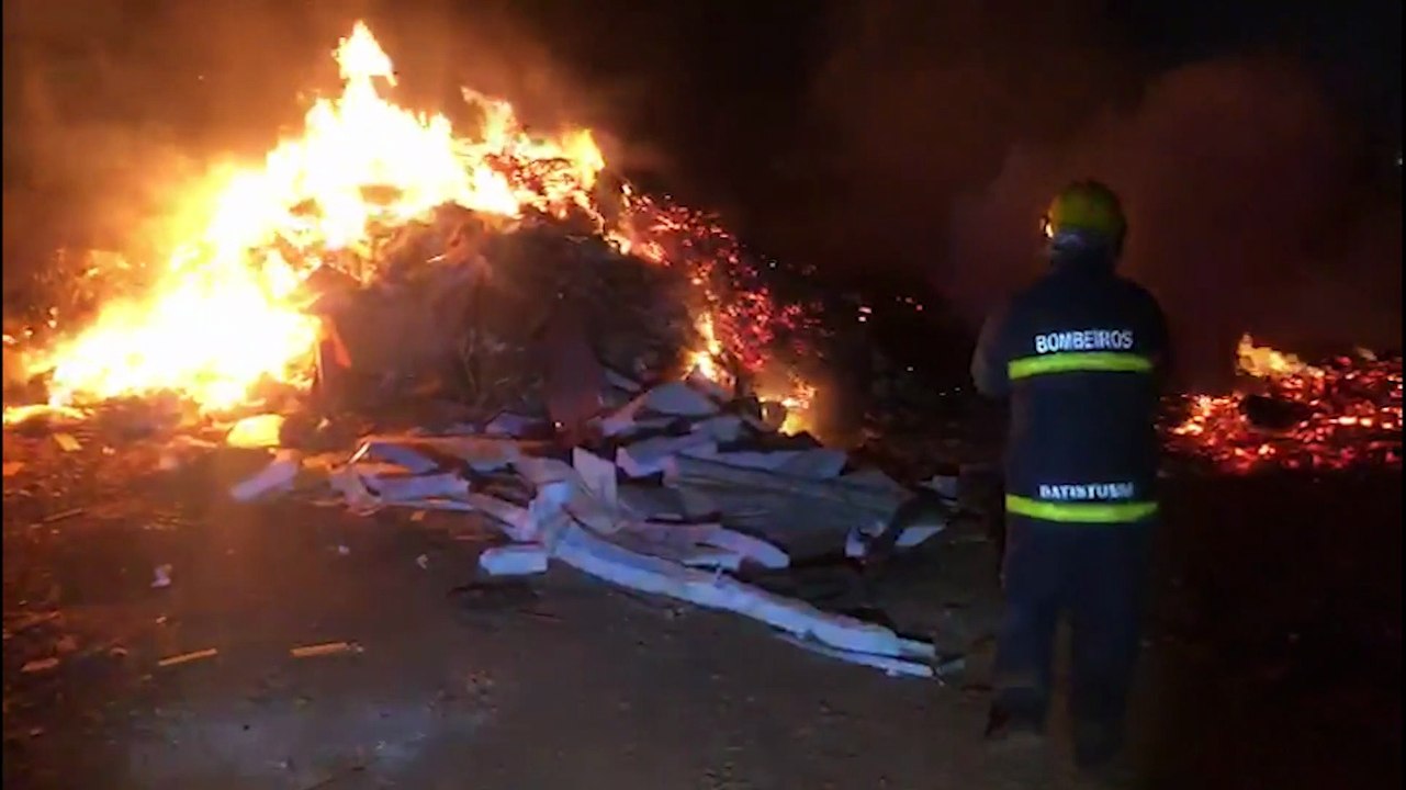 Incêndio de grandes proporções em empresa de entulhos mobiliza bombeiros ao Guarujá
