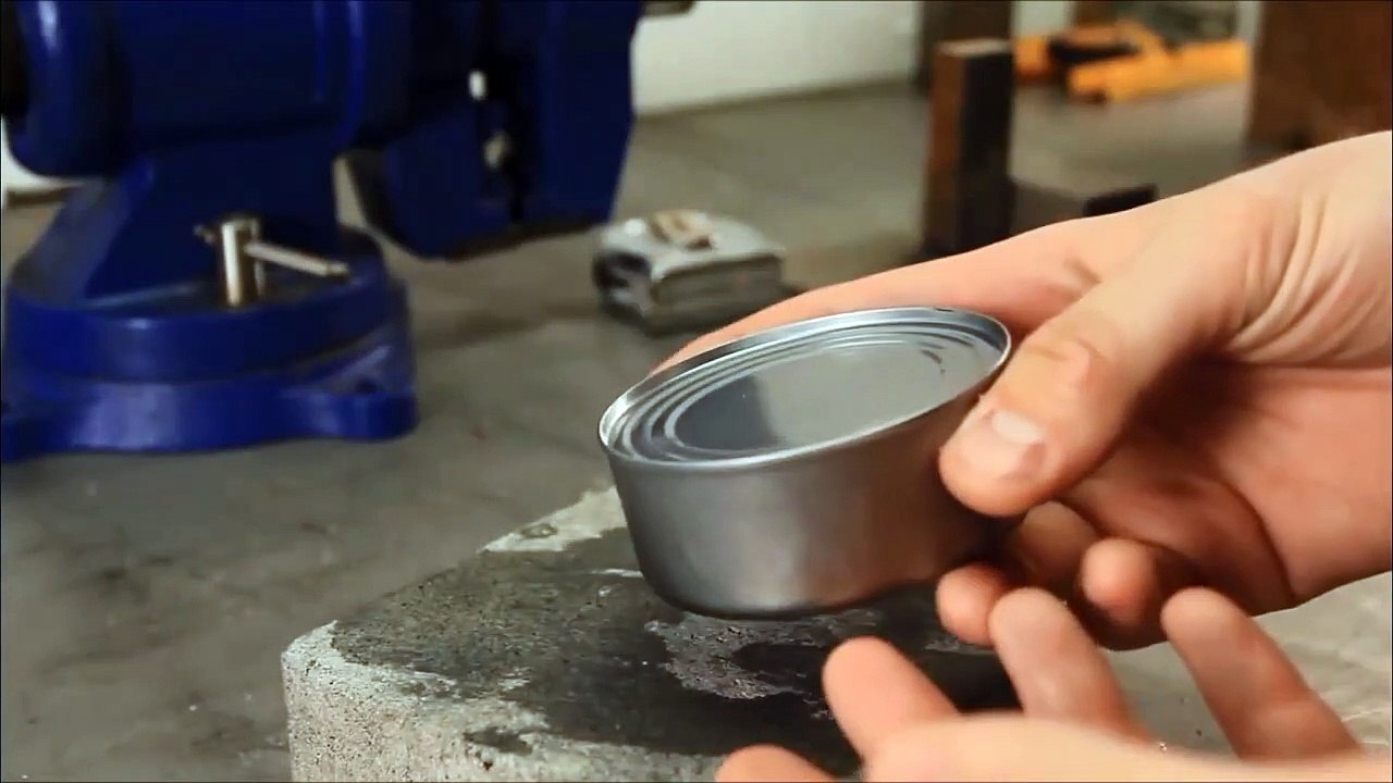 Comment ouvrir une boite de conserve sans aucun outil ?