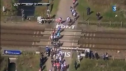 Paris-Roubaix : des coureurs forcent un passage à niveau alors qu’un TGV arrive