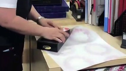 Voici comment emballer un cadeau de Noël en 10 secondes