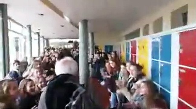 700 élèves d'un collège font une haie d'honneur pour le départ en retraite de leur professeur