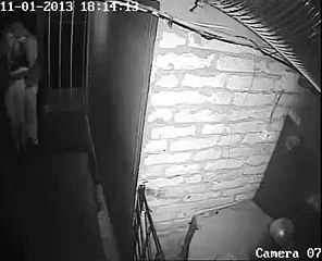 Un couple hurle de peur dans une maison hantée