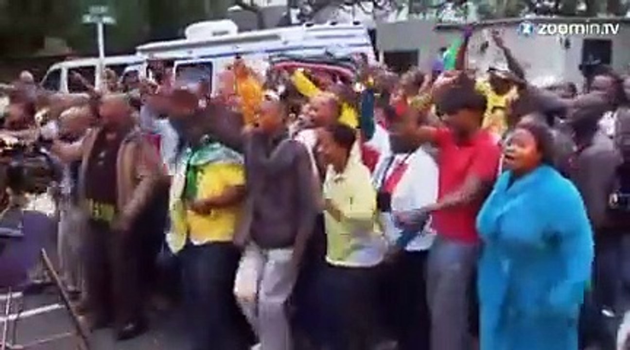 Mandela : rassemblement devant sa maison