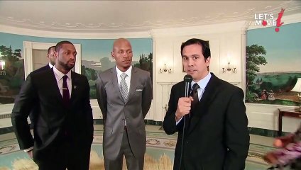 Michelle Obama s'amuse avec des basketteurs à la Maison Blanche