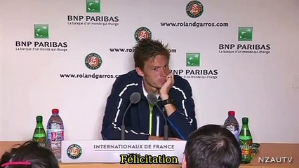 Un journaliste félicite Nicolas Mahut après sa défaite à Roland-Garros