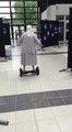 Une religieuse de 77 ans va voter en hoverboard !
