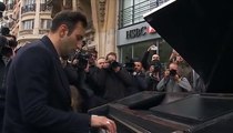 Attentats à Paris : il joue du piano près du Bataclan pour rendre hommage aux victimes