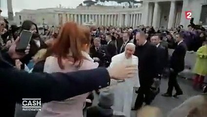 Elise Lucet interpelle le Pape François