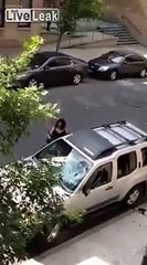 Une femme fâchée casse les vitres de la voiture de son mari