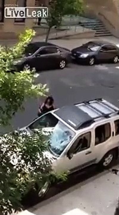 Une femme fâchée casse les vitres de la voiture de son mari