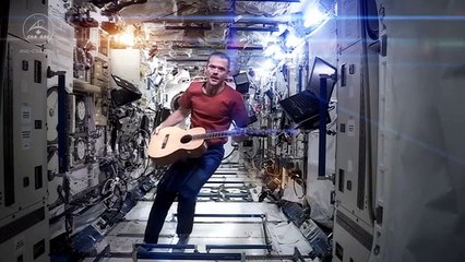 Chris Hadfield interprète Space Odity dans l'ISS
