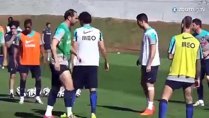 Attention les filles : Cristiano Ronaldo se déshabille