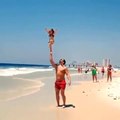 Il réalise d’incroyables acrobaties avec sa fille de 2 ans