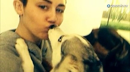 Miley Cyrus l'embrasse sur la bouche!