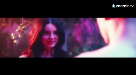 Lana Del Rey, les seins nus dans le film Tropico