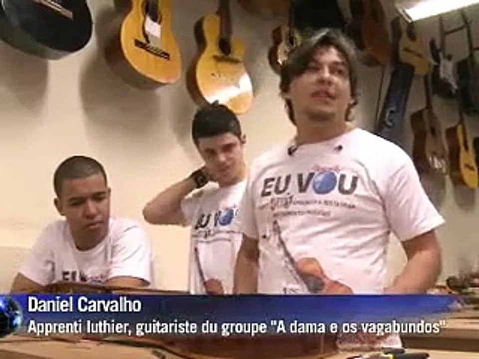 Des jeunes deviennent luthiers en réparant des guitares pour les favelas