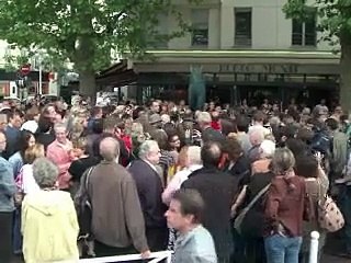 Une salopette en bronze grandeur nature pour Coluche, l'enfant de Montrouge