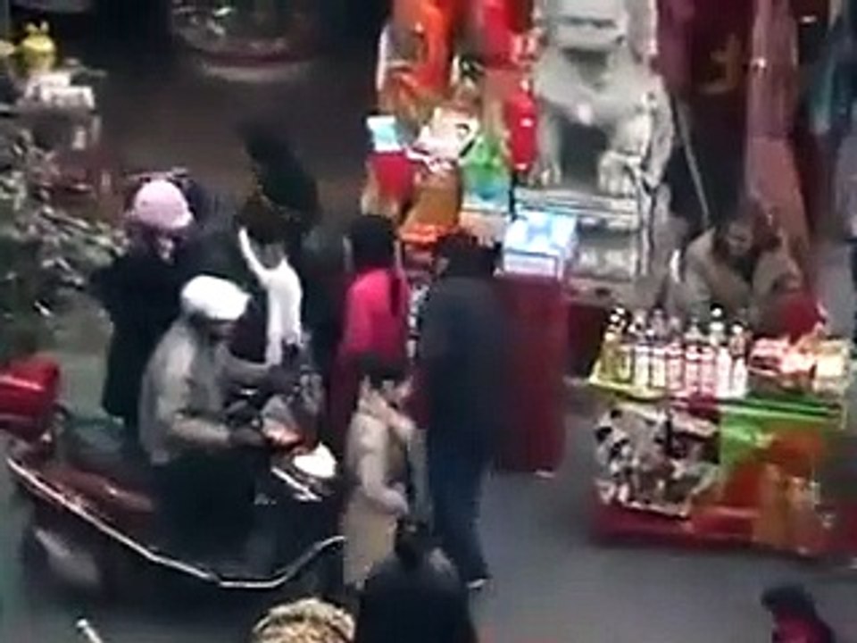 Ils utilisent des baguettes pour voler des téléphones