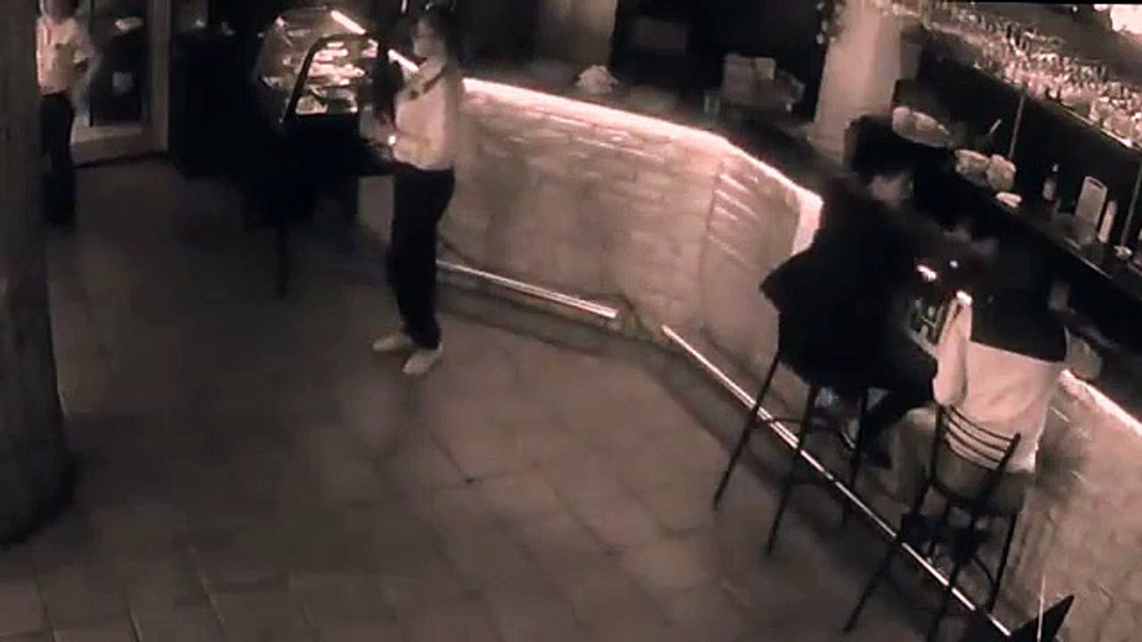 Une serveuse met KO un client aux mains baladeuses