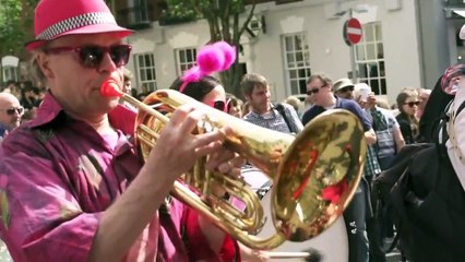 Une rue transformée en toboggan géant à Bristol en Angleterre