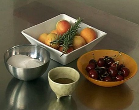 Abricots piqués au romarin, caramel de cerise