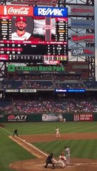 Un écureuil vole la vedette aux joueurs lors d'un match de baseball