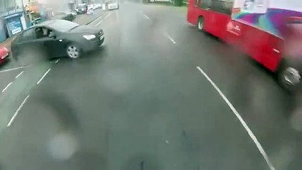 Percuté par une voiture, ce cycliste retombe sur ses pieds