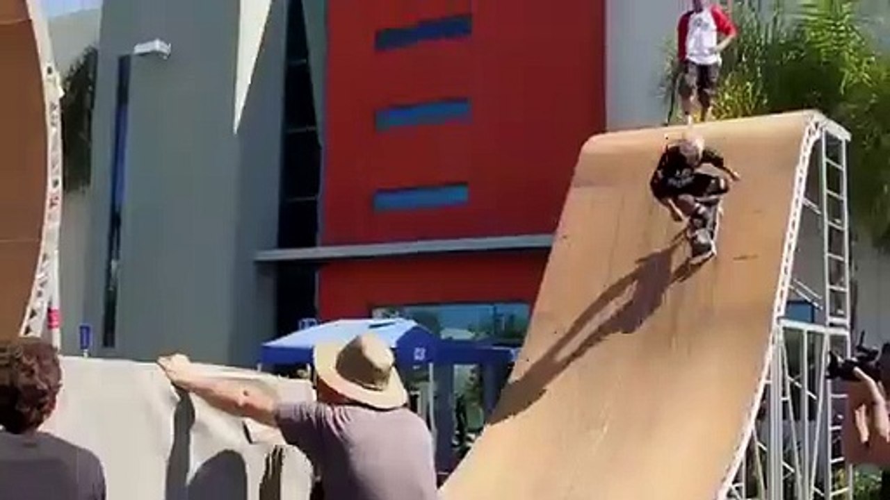 Des skaters font le "looping de la mort"