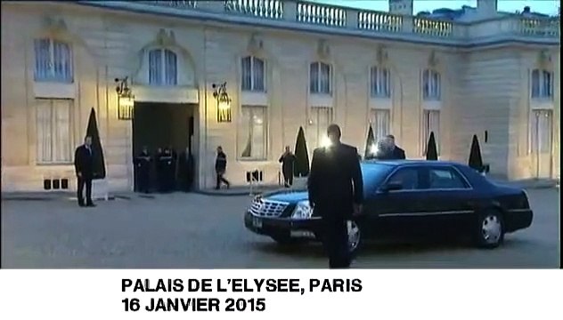 L'accolade de John Kerry à François François Hollande devant l'Elysée - part 2