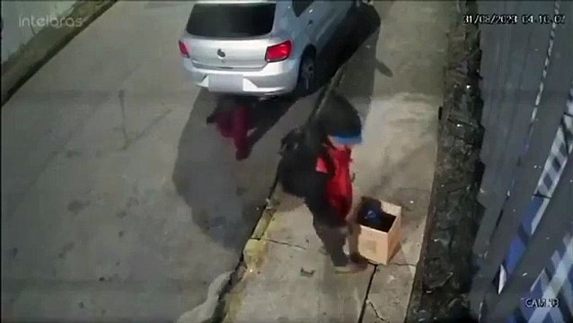 Homem de muletas e sem uma perna é flagrado roubando gasolina de carro em SC