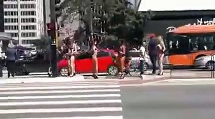Elles sont en bikini sur le bord de la route... et ce qui devait arriver arriva !