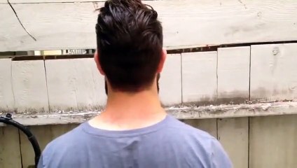 Il se sert de sa barbe comme d'un bol !