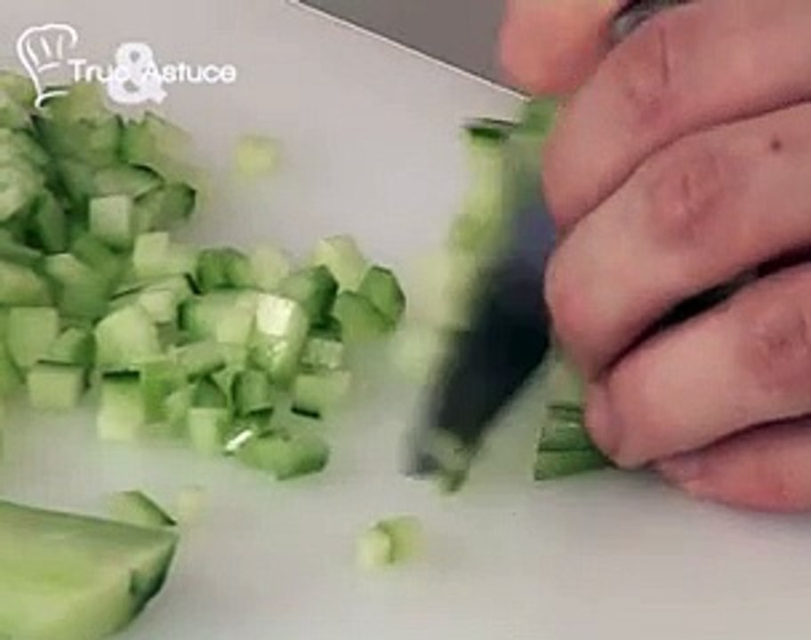 Croustillant de saumon fumé, chips de parmesan, sauce au raifort