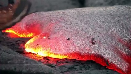 Il essaie de marcher sur de la lave et... aïe !